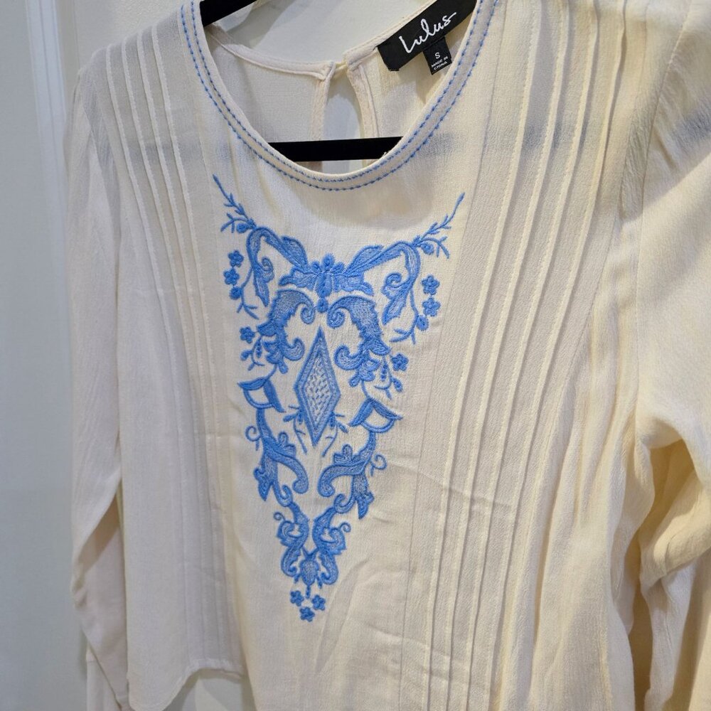 LULU’S ✦ Cream Embroidered Bell Sleeve Blouse ✦ Blue Detail Rayon Top S - Picture 7 of 12